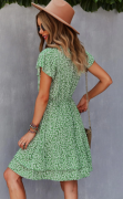 Zelenkavé šaty v pase na šňůrku